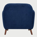 Vista posterior del sillón San Blas azul con patas de nogal, destacando el acabado tapizado uniforme y la estructura robusta de madera oscura que aporta un estilo Mid-Century sofisticado.