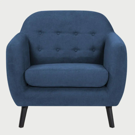 Sillón retro San Blas GAIA tapizado en tela azul con patas de madera inclinadas.