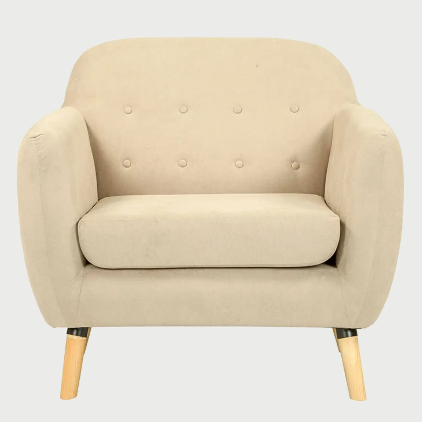 Sillón San Blas GAIA tapizado en tela beige con patas claras de encino, estilo nórdico y confortable.