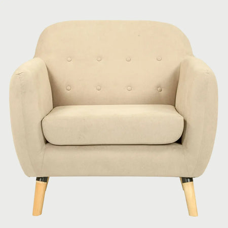 Sillón San Blas GAIA tapizado en tela beige con patas claras de encino, estilo nórdico y confortable.