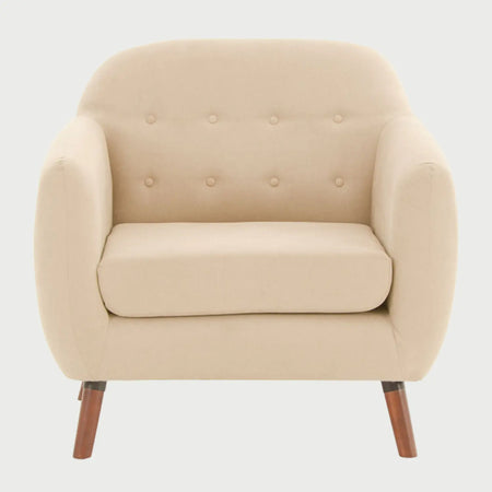 Sillón San Blas GAIA tapizado en tela beige con patas de nogal oscuro, diseño retro y sofisticado.