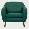 Sillón San Blas GAIA en tela verde esmeralda con patas de nogal resaltando el estilo mid-century modern.
