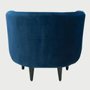 Vista posterior del sillón Tavari azul, resaltando el respaldo curvo con acabado liso y uniforme que permite apreciar su silueta orgánica y contemporánea desde cualquier ángulo.