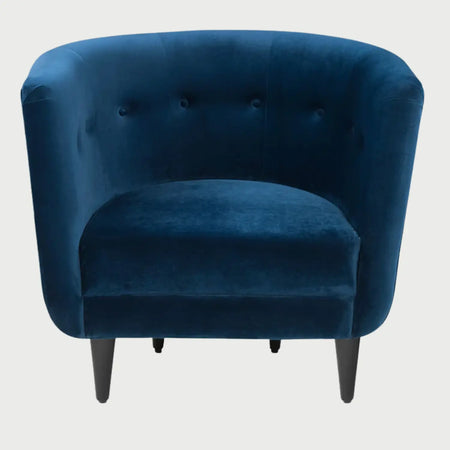 Sillón de acento Tavari GAIA tapizado en terciopelo azul con respaldo curvo y botones capitoné vista frontal.