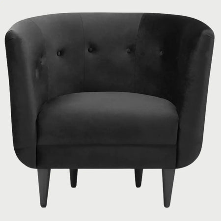 Sillón de diseño curvo Tavari GAIA en terciopelo negro con patas de madera oscuras.
