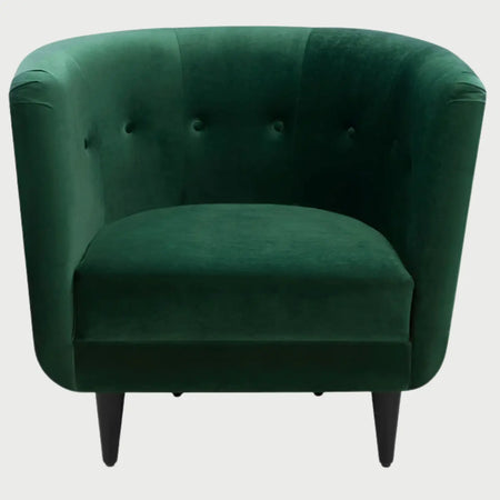 Sillón decorativo Tavari GAIA tapizado en terciopelo verde esmeralda con silueta envolvente.
