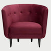 Sillón de acento Tavari GAIA en color vino tinto resaltando la textura de terciopelo y diseño retro.