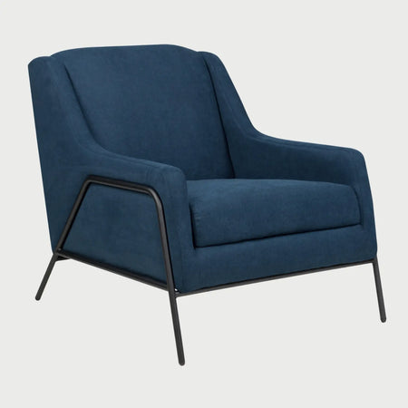 Vista lateral del sillón Tuxama GAIA en tela azul, destacando su estructura de metal negro que enmarca el brazo y la inclinación ergonómica del respaldo para un mayor confort.