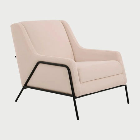 Vista lateral del sillón Tuxama GAIA en tela beige, mostrando su perfil ergonómico con brazos integrados y la estructura metálica negra que enmarca la base y los laterales.