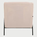 Vista posterior del sillón Tuxama beige, resaltando el tapizado liso y continuo del respaldo junto con la base de metal negro que aporta un contraste moderno y minimalista.