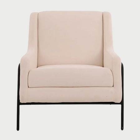 Sillón de acento Tuxama GAIA tapizado en tela color beige con estructura metálica de color negro y respaldo envolvente vista frontal.