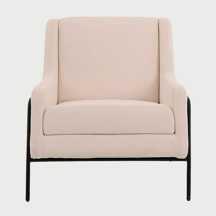 Sillón de acento Tuxama GAIA tapizado en tela color beige con estructura metálica de color negro y respaldo envolvente vista frontal.