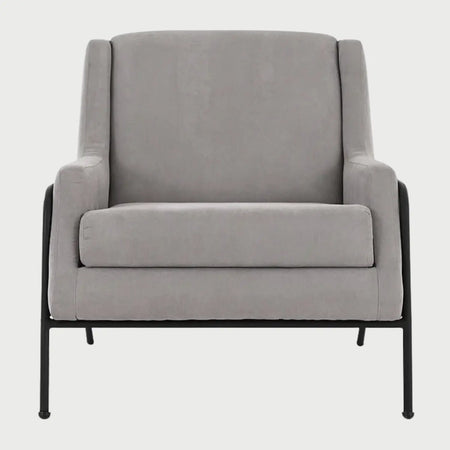 Sillón moderno Tuxama GAIA en tela gris claro con patas metálicas negras y silueta estilizada contemporánea.