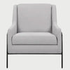 Sillón Tuxama GAIA en tela gris claro con estructura metálica delgada y estilo minimalista.