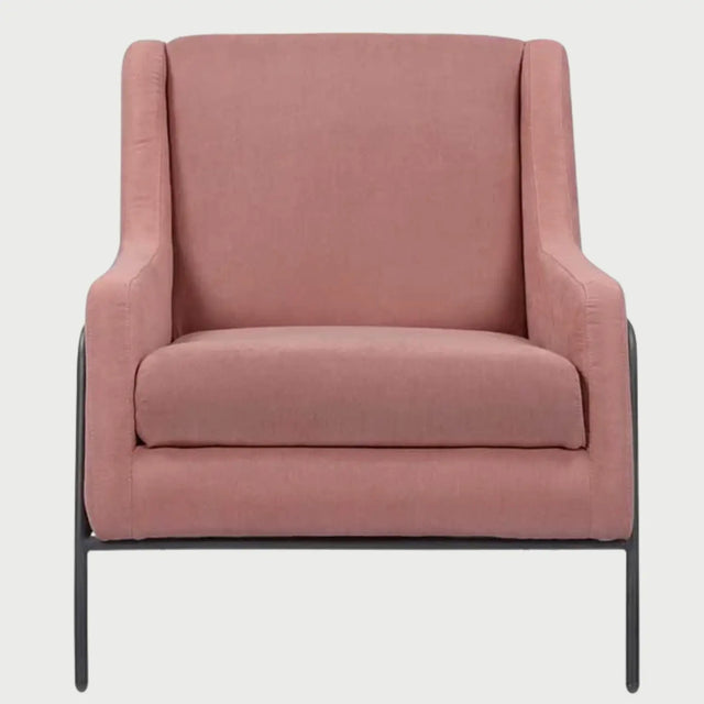 Sillón de acento Tuxama GAIA en color rosa con silueta estilizada y diseño moderno.