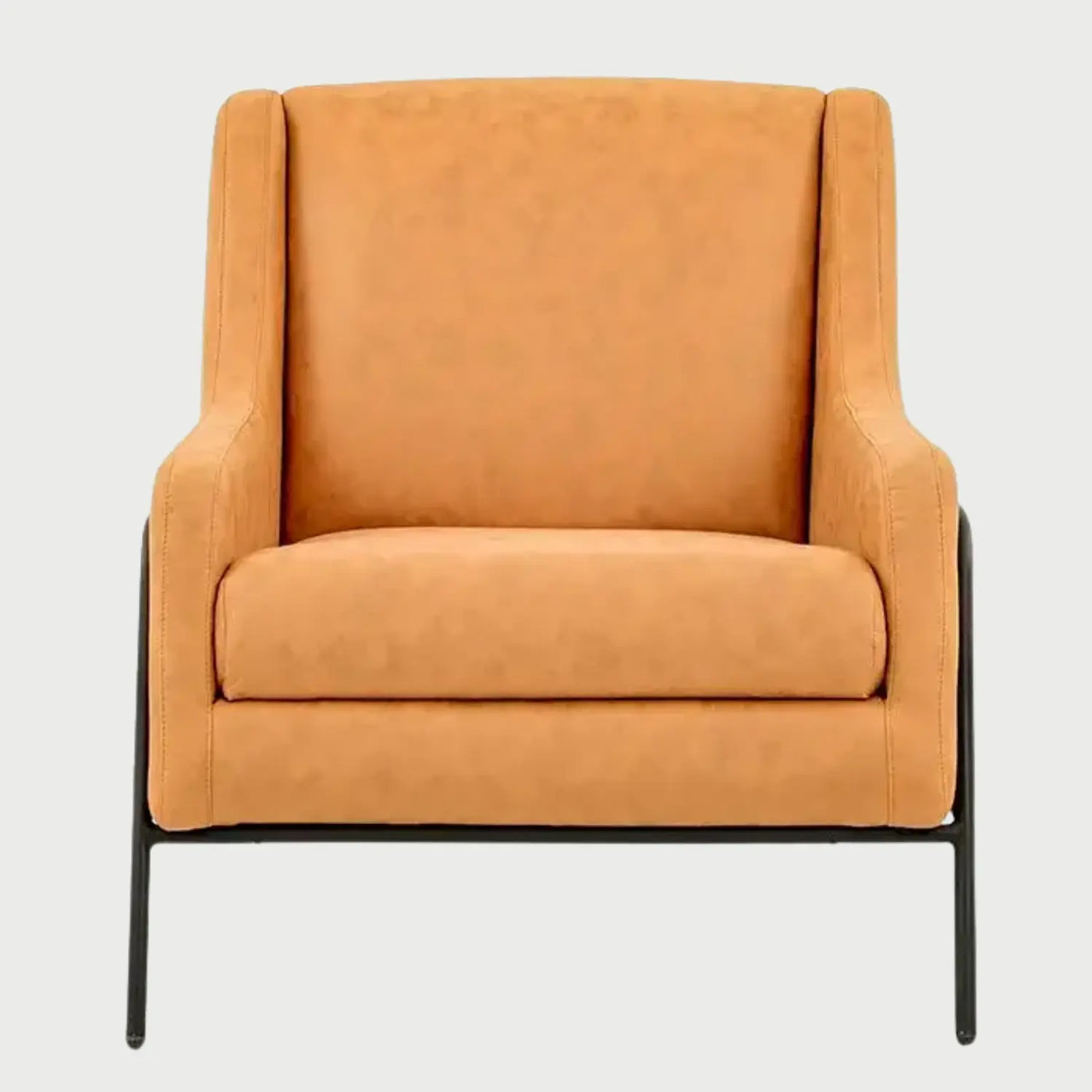 Sillón de acento Tuxama GAIA tapizado en vinil color café con estructura metálica negra y respaldo envolvente vista frontal.