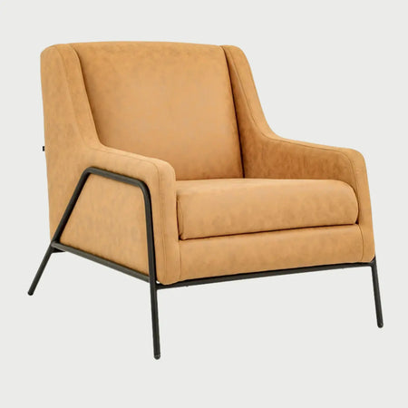 Vista lateral del sillón Tuxama GAIA en vinil color café, resaltando la textura del material sintético, su respaldo ergonómico inclinado y la estructura metálica negra que define los brazos.