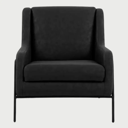 Sillón moderno Tuxama GAIA tapizado en vinil negro con patas metálicas doradas y silueta de diseño industrial.