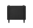Sillón Moncayo tapizado en terciopelo negro, con un diseño minimalista y patas cortas, ideal para cualquier sala.