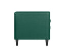 Sillón Moncayo en terciopelo verde esmeralda, con un diseño moderno y patas negras, ideal para darle estilo a tu sala.