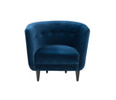 Sillón Tavari de GAIA con respaldo curvo, tapizado en terciopelo azul y patas negras, ideal para cualquier rincón de tu hogar.