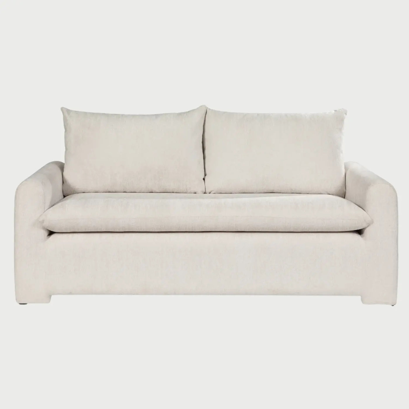 Sofá de dos cuerpos Ani GAIA tapizado en tela blanca con diseño de líneas bajas y cojines confortables vista frontal.