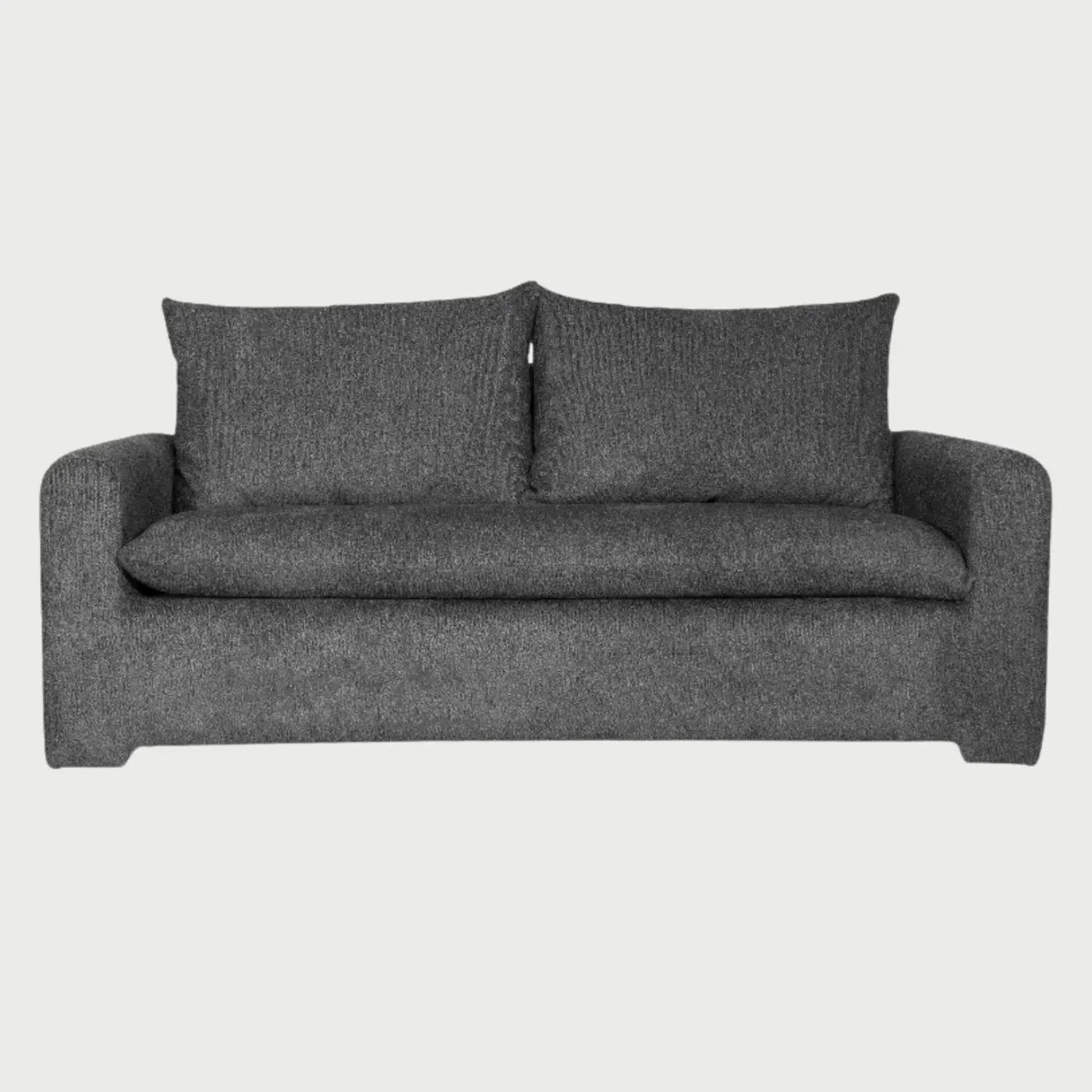 Sofá de dos cuerpos Ani GAIA tapizado en tela color gris con cojines de respaldo y asiento de gran volumen vista frontal.
