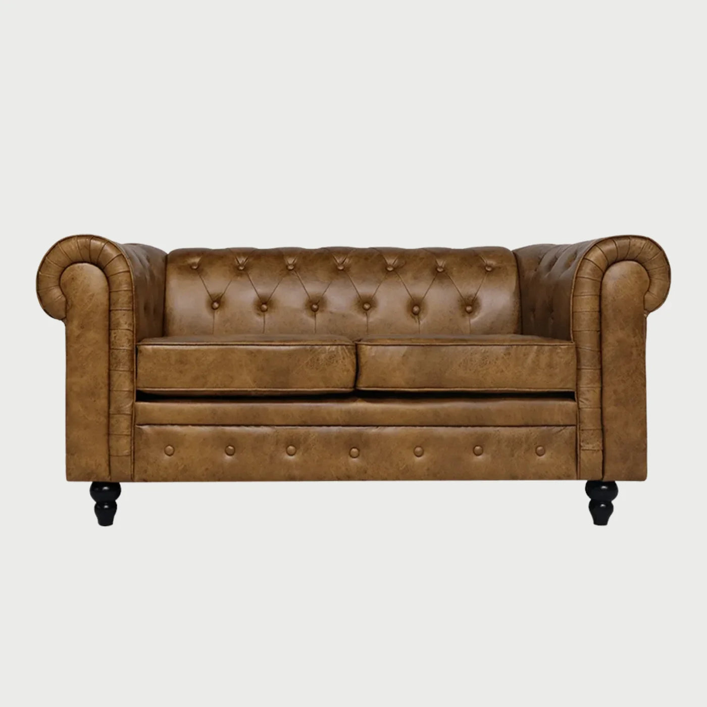 Sofá Bogar de 2 cuerpos estilo Chesterfield en color café, vista frontal directa