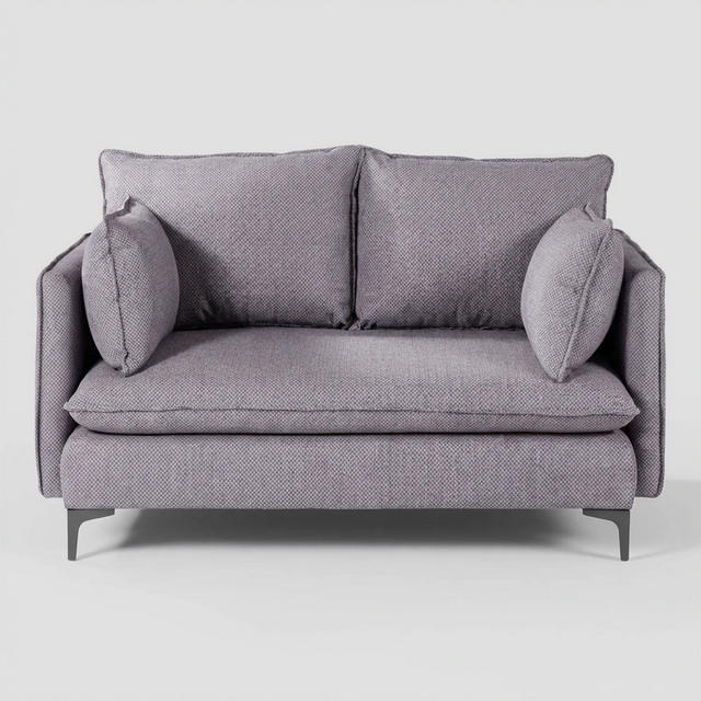 Vista frontal del sofá Cecil GAIA de dos cuerpos en tela gris, destacando su diseño de líneas rectas, cojines de respaldo voluminosos, cojines laterales decorativos y patas metálicas delgadas en color negro.