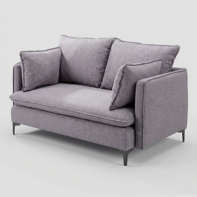 Vista lateral del sofá Cecil gris, resaltando el perfil delgado de sus brazos rectos que contrastan con la profundidad y suavidad de los cojines de asiento y respaldo.