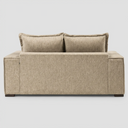 Vista posterior del sofá Emilia blanco, destacando la pulcritud del tapizado integral, ideal para lucir en el centro de estancias amplias.