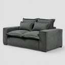 Vista lateral del sofá Emilia gris oscuro, resaltando la profundidad de su estructura y el diseño recto de los descansabrazos que brindan una estética sólida y moderna.