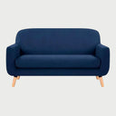 Vista frontal del sofá Jitotol de dos plazas en color azul, destacando su forma orgánica sin costuras visibles en el respaldo y el soporte de sus patas de madera en tono encino.