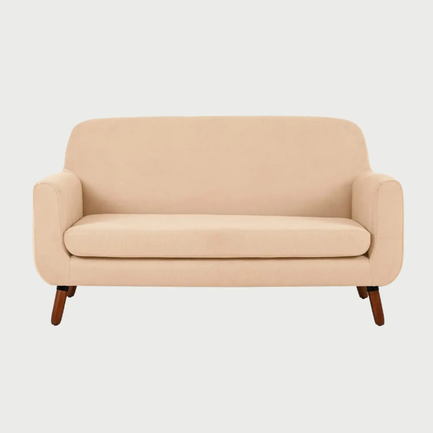 Vista frontal del sofá Jitotol de dos plazas en tela beige, con una silueta orgánica de bordes redondeados, cojín de asiento corrido y patas de madera en acabado nogal oscuro.