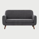 Vista frontal del sofá Jitotol de dos plazas en gris oscuro, destacando la sofisticación del tono profundo en combinación con el acabado nogal de las patas.