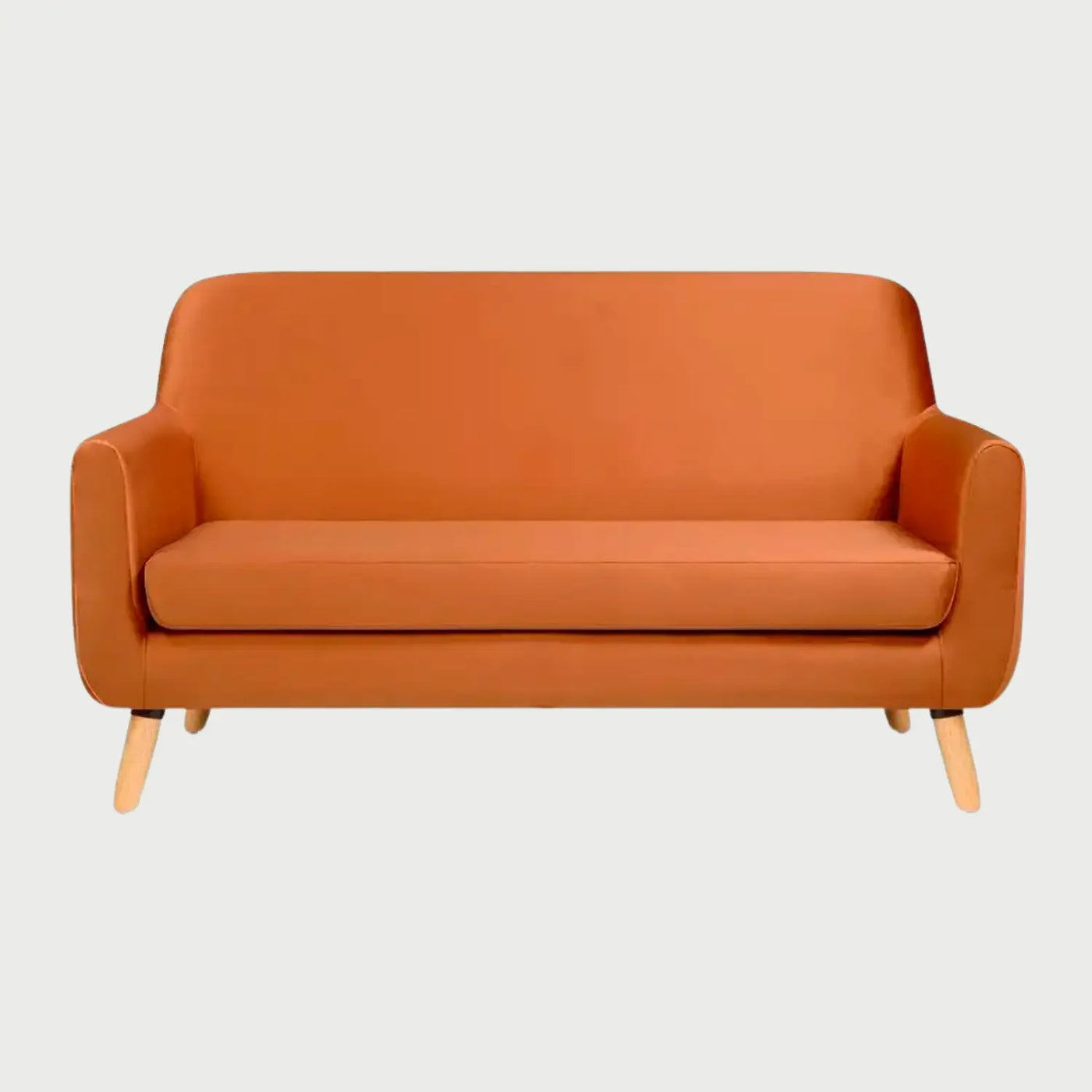 Vista frontal del sofá Jitotol de dos plazas en color naranja, resaltando su diseño contemporáneo y el soporte cálido de sus patas de madera oscura.