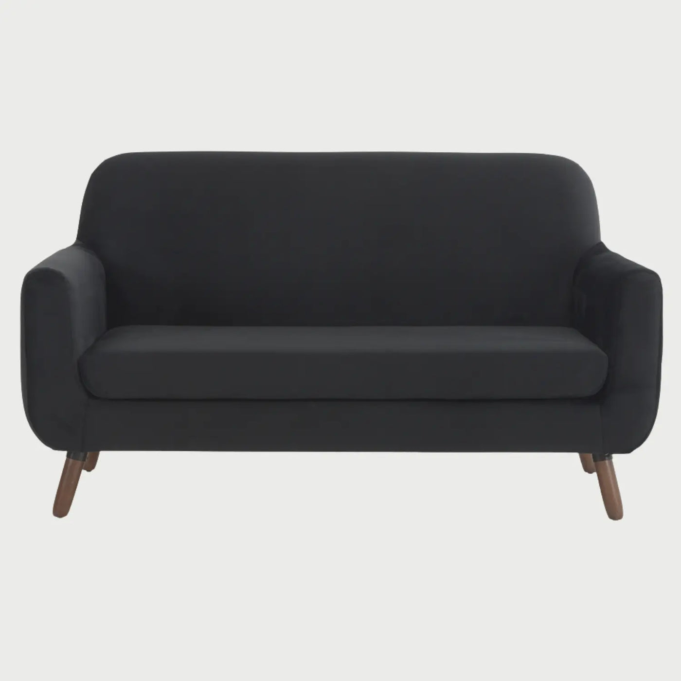 Sofá de dos cuerpos Jitotol GAIA tapizado en terciopelo negro con estructura de patas de madera en acabado nogal.