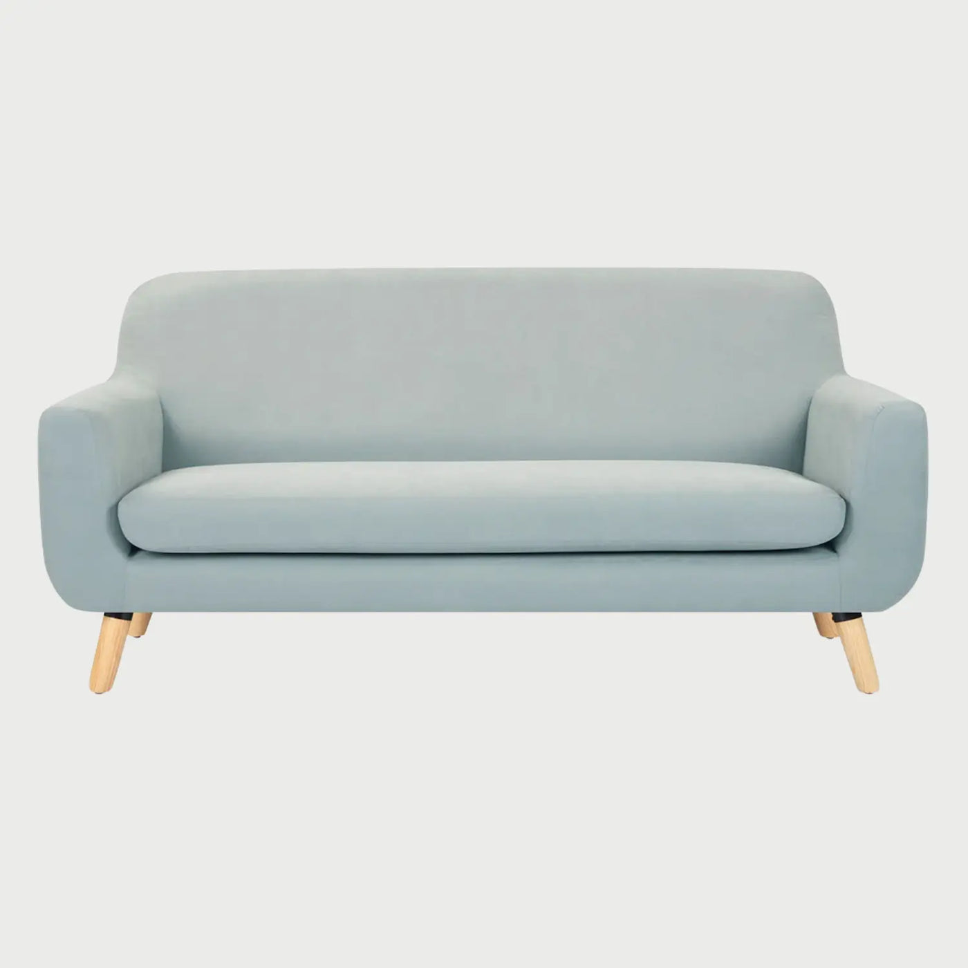 Vista frontal del sofá Jitotol de dos plazas en color verde, resaltando el cojín de asiento acolchado y la estructura envolvente elevada sobre patas de madera clara.