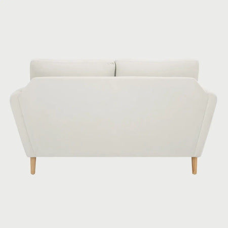 Vista posterior del sofá Levanto GAIA de 2 cuerpos tapizado en blanco, resaltando el acabado liso del respaldo y la estructura de patas de madera de encino que aporta un estilo nórdico y minimalista.