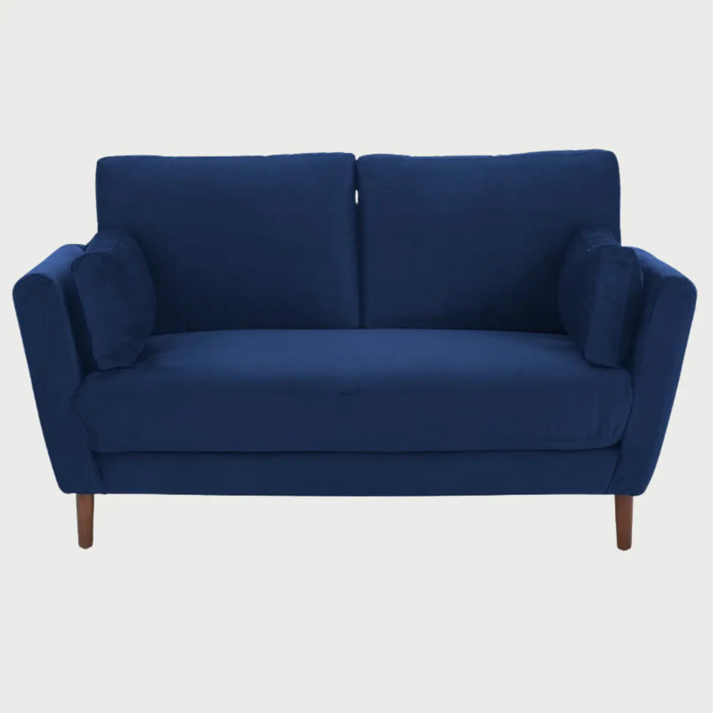 Sofá de dos cuerpos Levanto GAIA tapizado en tela azul con dos cojines laterales y patas de madera color nogal vista frontal.