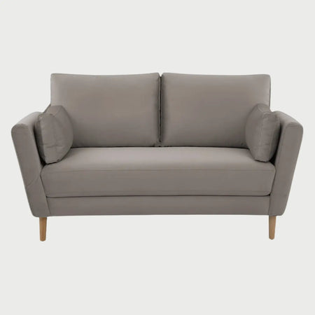 Sofá moderno Levanto GAIA de 2 cuerpos en tela beige con patas de madera clara acabado encino.