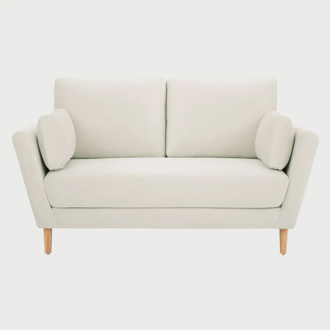 Sofá de dos cuerpos Levanto GAIA tapizado en tela blanca con cojines laterales y patas de madera color encino vista frontal.