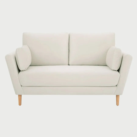 Sofá de dos cuerpos Levanto GAIA tapizado en tela blanca con cojines laterales y patas de madera color encino vista frontal.