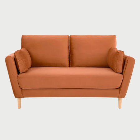 Sofá de dos cuerpos Levanto GAIA tapizado en tela color café con estructura de patas de madera de encino.