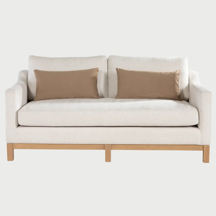 Sofá moderno Mar GAIA de 2 cuerpos en tela blanca con estructura inferior de madera natural vista frontal.