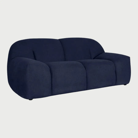 Vista de perfil del sofá de dos cuerpos Marcus GAIA en tela azul marino, resaltando la profundidad del asiento, sus brazos rectos y el diseño de las patas de madera inclinadas.