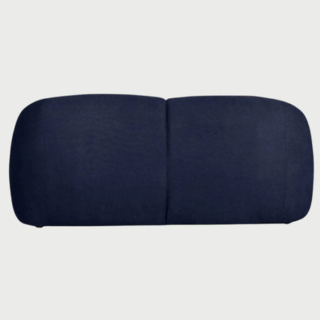 Vista posterior del sofá Marcus GAIA de 2 cuerpos tapizado en azul marino, mostrando el acabado liso del respaldo y la estructura de soporte de madera que aporta un estilo nórdico.