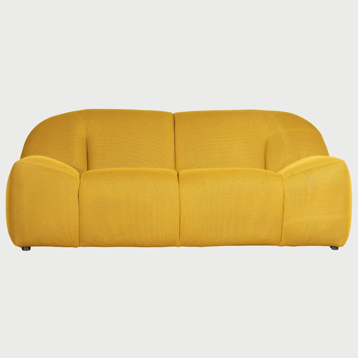 Sofá de dos cuerpos Marcus GAIA tapizado en tela amarilla con formas redondeadas y estética contemporánea.
