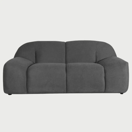 Sofá moderno Marcus GAIA de 2 cuerpos en tela gris con diseño orgánico y acolchado profundo vista de frente.
