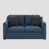 Vista frontal del sofá Marie GAIA de dos cuerpos en tela azul, con un diseño contemporáneo de brazos rectos, dos cojines de respaldo mullidos y dos cojines decorativos en color gris oscuro.